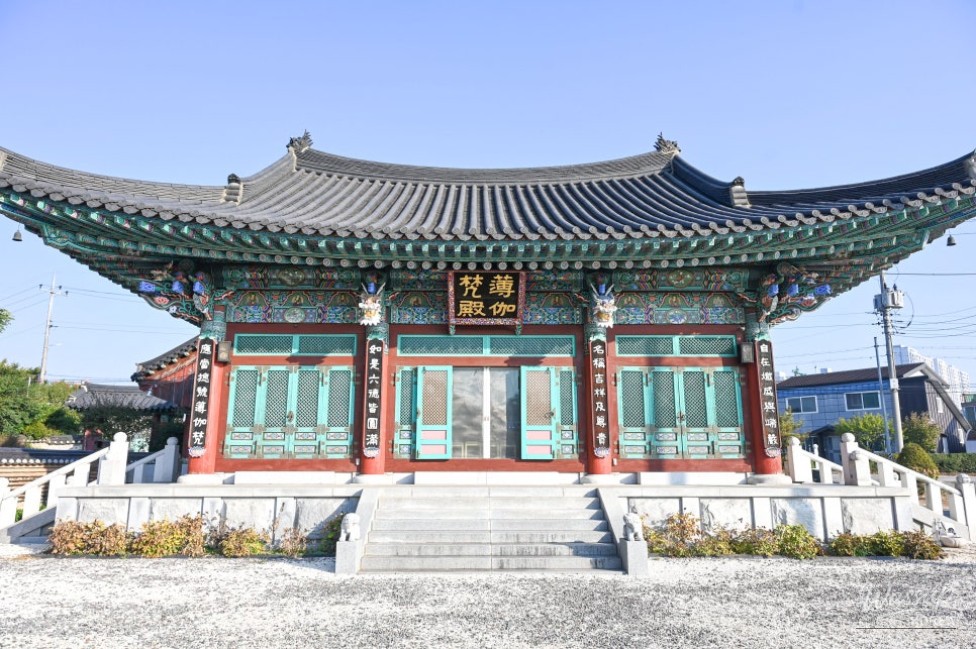 Autumn Serenity at Yonghwa Temple_04