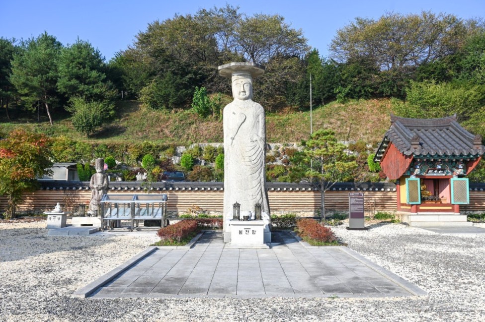 Autumn Serenity at Yonghwa Temple_06