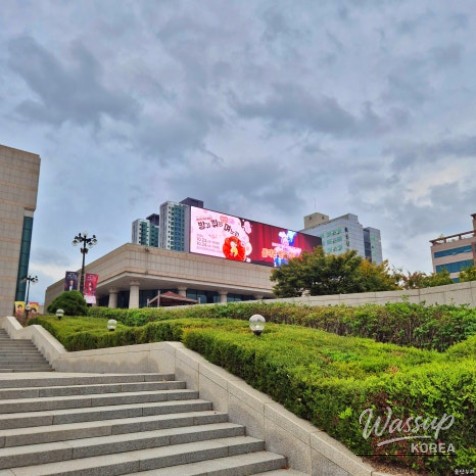 Experience the Vibrant Culture and Arts at Ulsan Cultural Arts Center_10