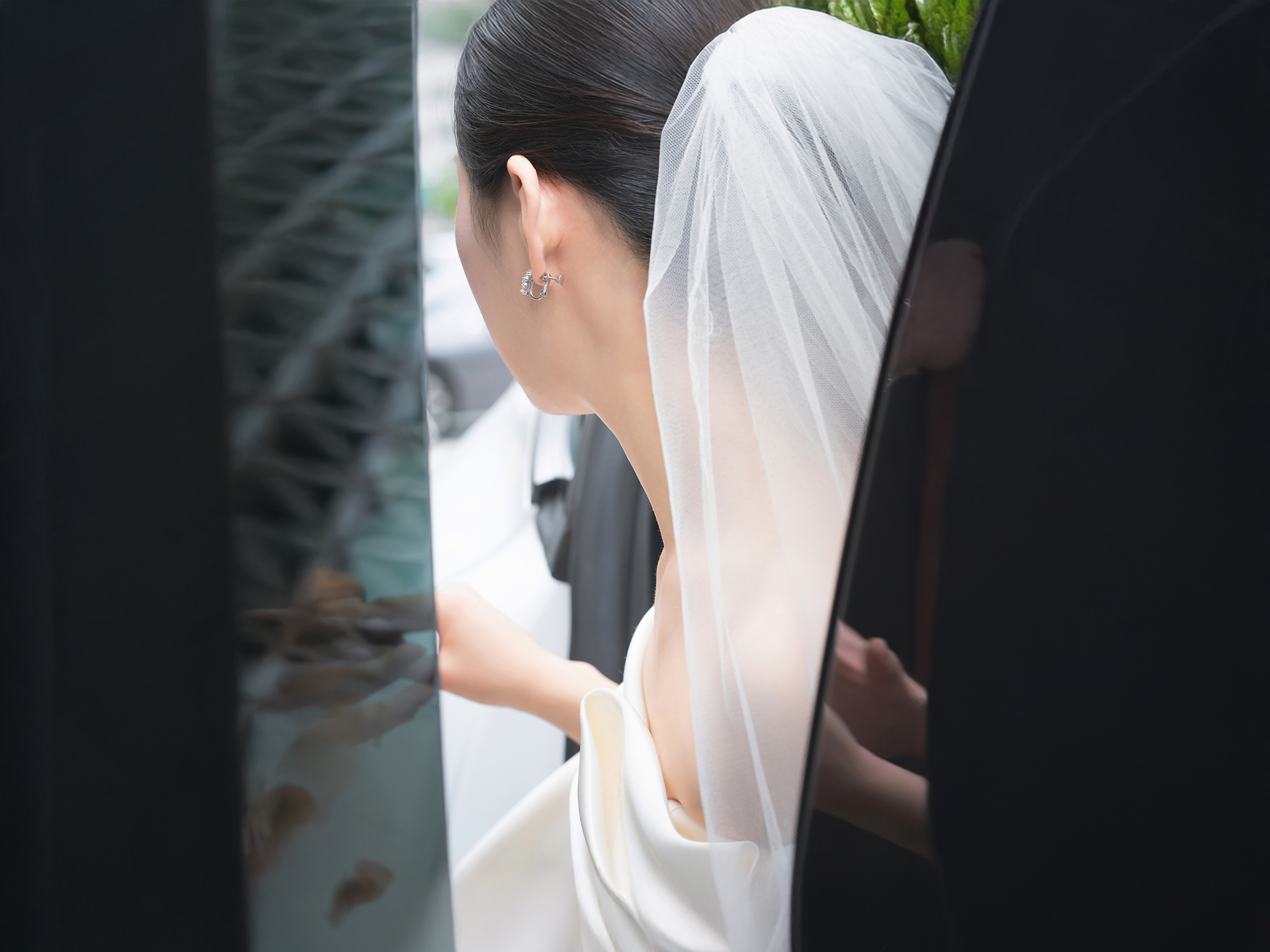 Wedding day snap photography atmosphere during early wedding preparation