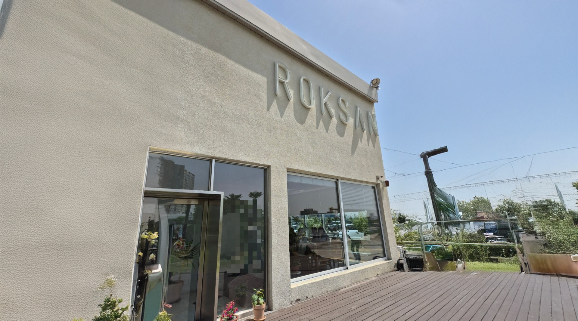 High ceiling and spacious interior design of Roksan cafe in Myeongji