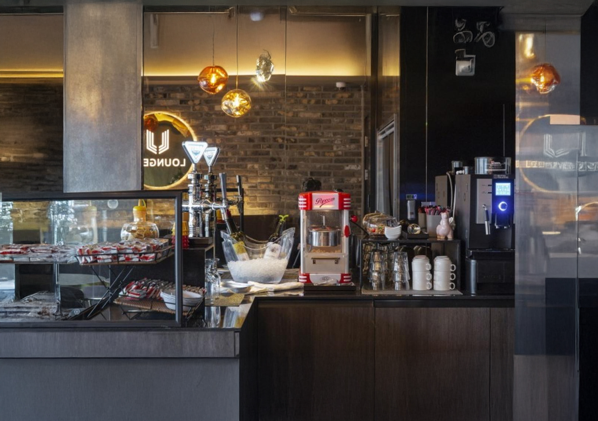 Guest-only lounge with drinks and snacks on the seventh floor