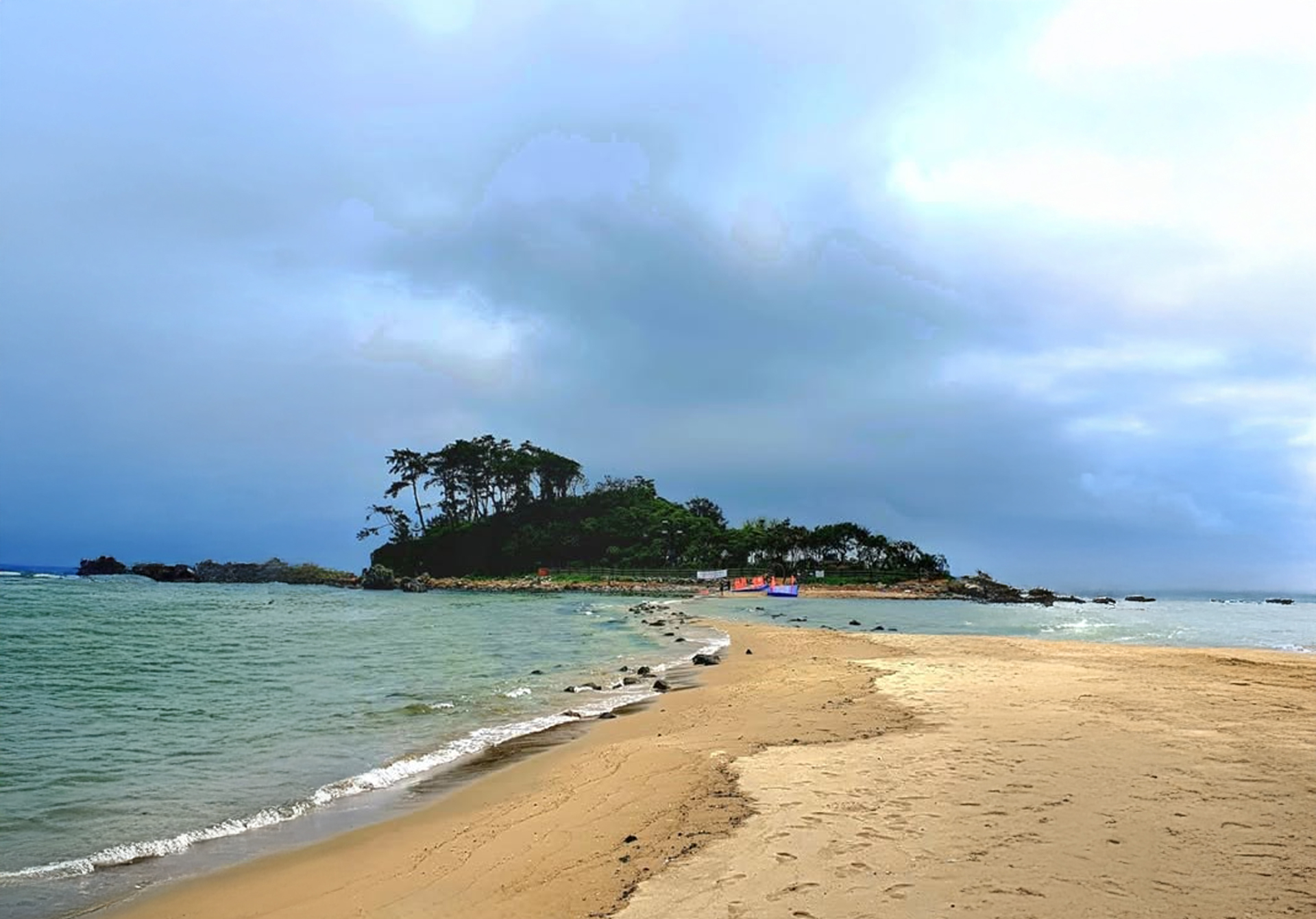 Sunset and sea view at Myeongseondo Island near Jinha Beach in Ulsan