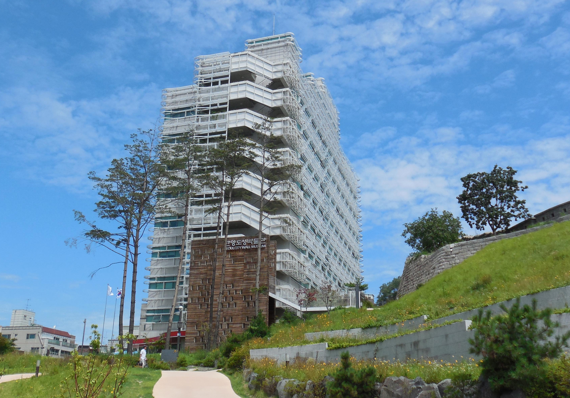 Heunginjimun gate marking the starting point of the Hanyang Doseong walking trail in Seoul