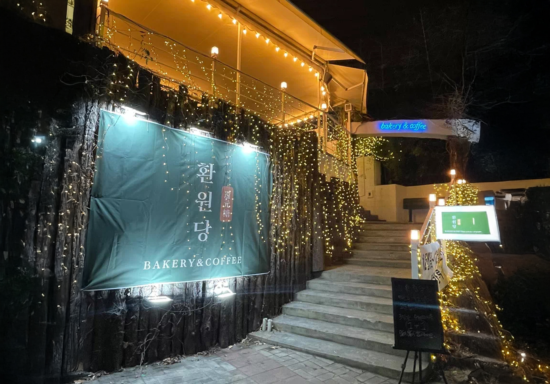Desserts and coffee at Hwanwon-dang café