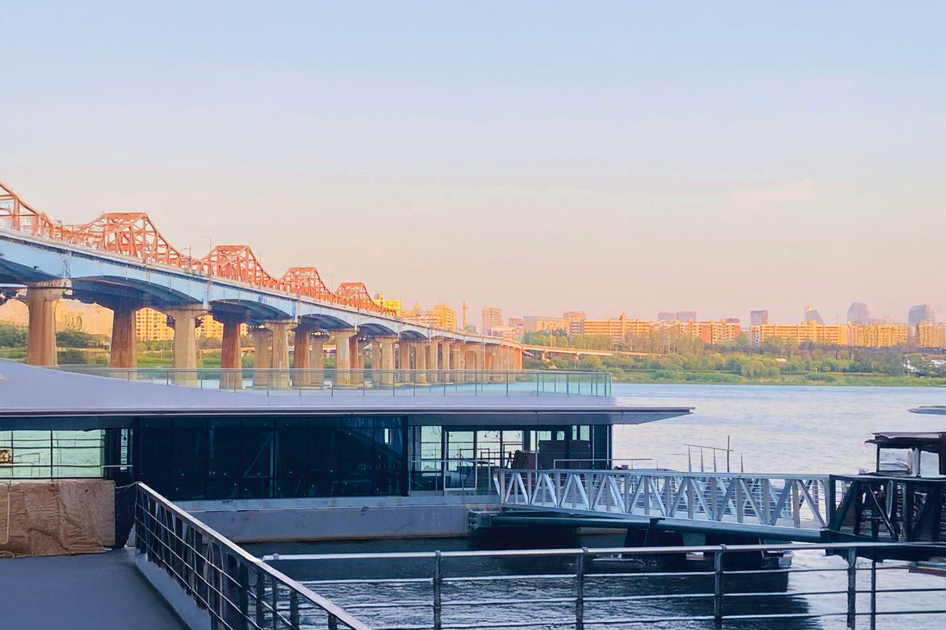 Entrance view of KBS Arena on a cold day before an idol showcase