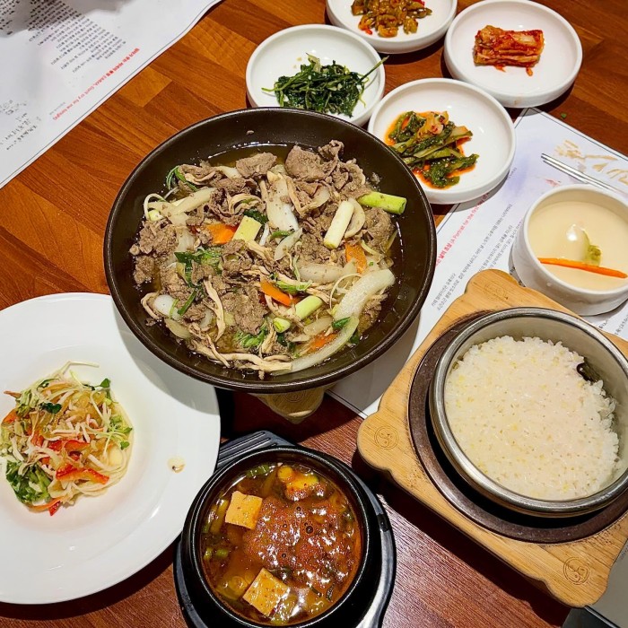 A beautifully presented traditional Korean Hanjeongshik table at Yerang in Suwon