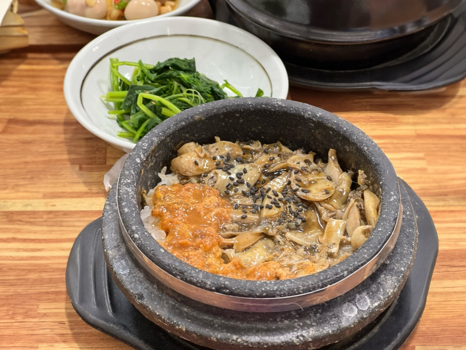 Jeju grilled hairtail and seafood side dishes