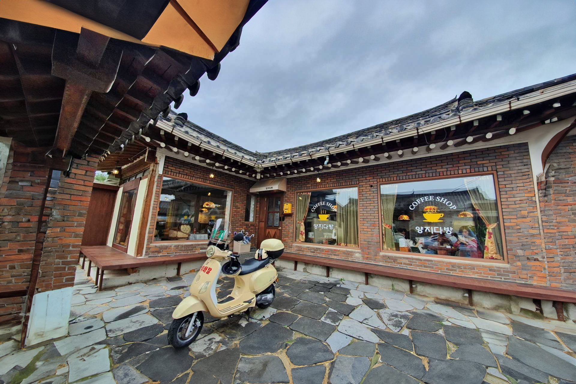 Street-facing view of Yangji Cafe near Cheomseongdae and Daereungwon