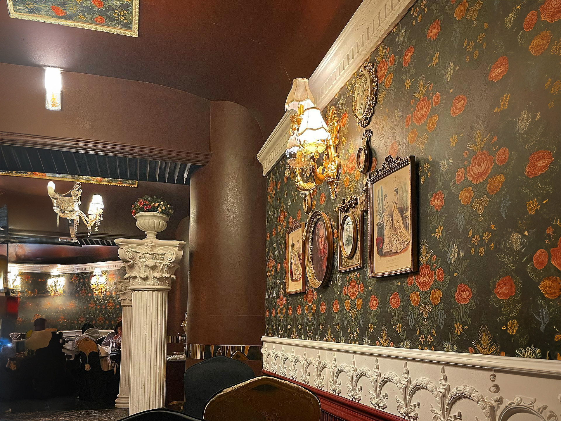 Interior atmosphere of Pizza Never Sleeps with comfortable seating and warm lighting