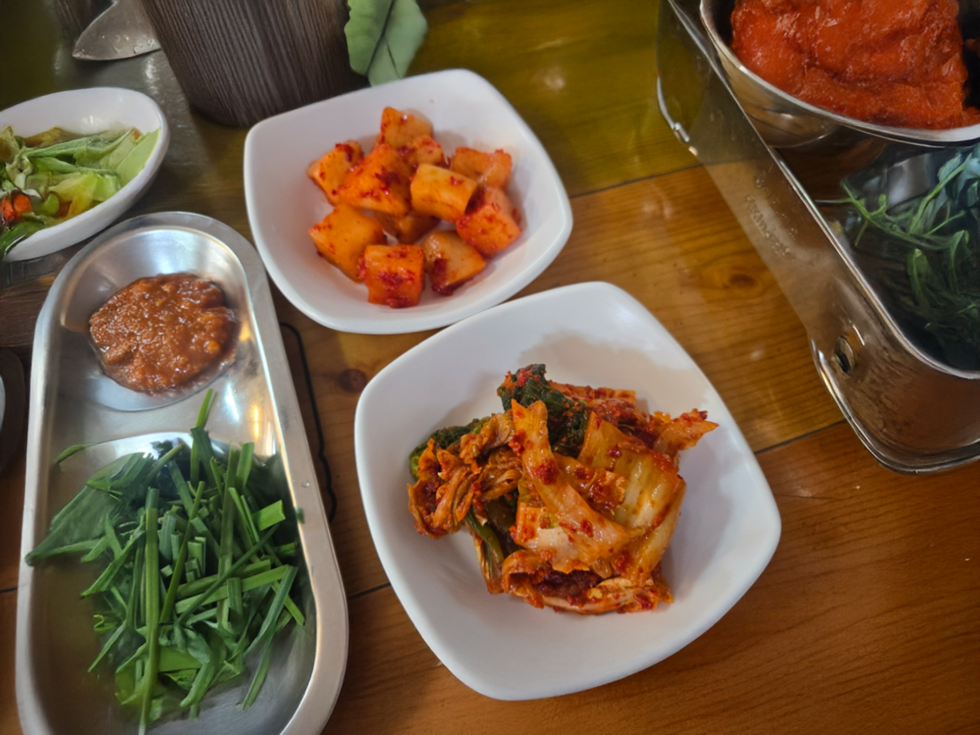 Interior atmosphere and clean dining space at Seonjeongmun Pork Soup Busan