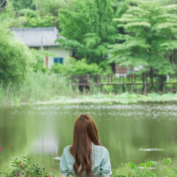 A glowing bridge at Tteulmosan Reservoir in Mungyeong during a winter night