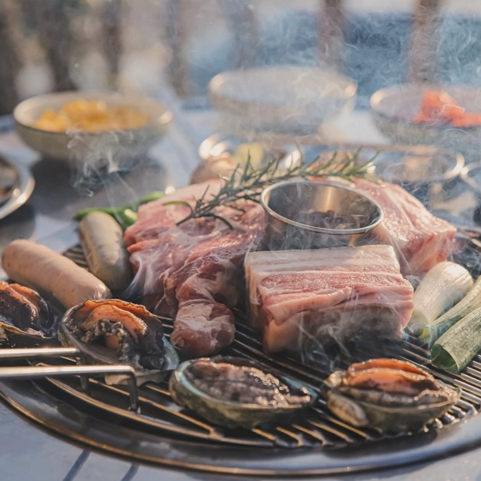 Exterior view of Ddungttanji black pork restaurant in Aewol, Jeju