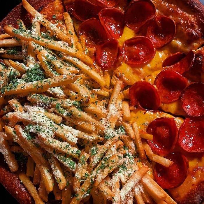 Exterior view of Pizza Never Sleeps near Songpa Naroo Station