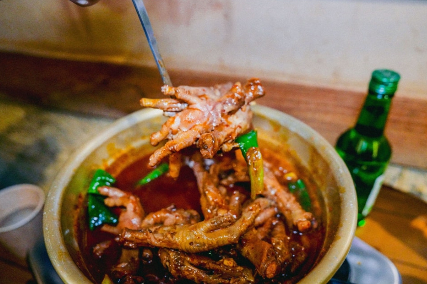 Spicy chicken feet and stew simmered in broth served as the main dishes.