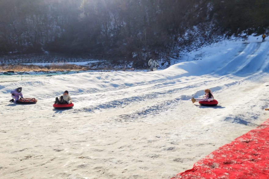 Small but lively winter festival atmosphere at Chori Kkong Kkong Festival.